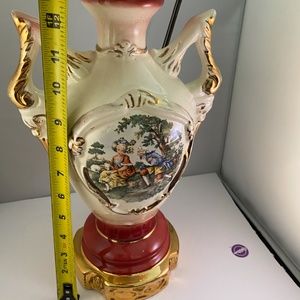 ANTIQUE 1940'S GOLD TRIMMED MARTHA & GEORGE TABLE LAMP